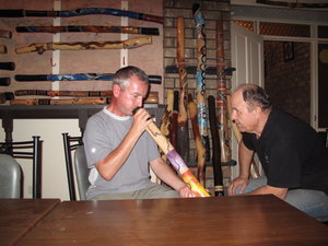 Markus lernt Didgeridoo spielen