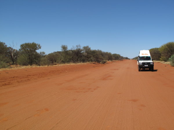 auf der Mulga Park Road Richtung Uluru