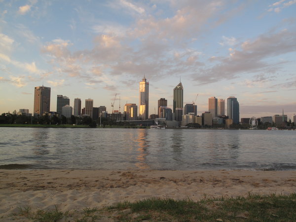 Skyline von Perth im Sonnenuntergang