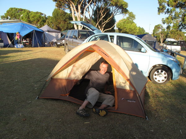 Markus weiht unser neues superbilliges Zelt ein