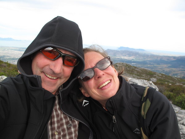 Gipfelfoto auf dem Tafelberg - zugegeben sind wir dieses Mal mit der Gondel hochgefahren