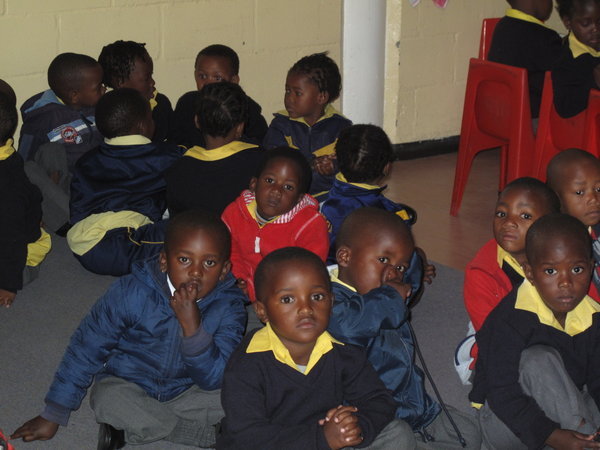 neugierige Jungs in einer Schule im Township Kayelitsha