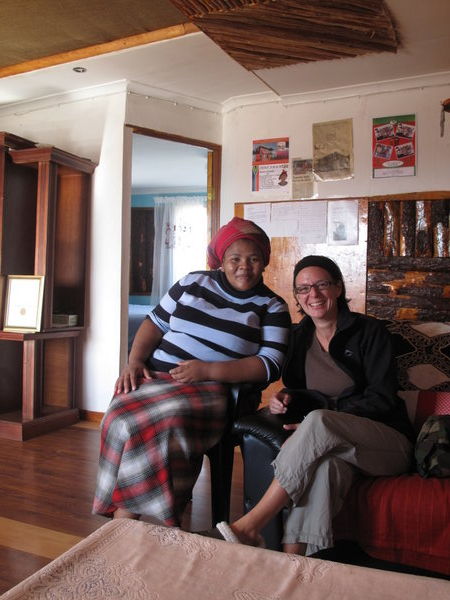 Nina und Vicky, die Chefin des kleinsten Hotels in Suedafrika