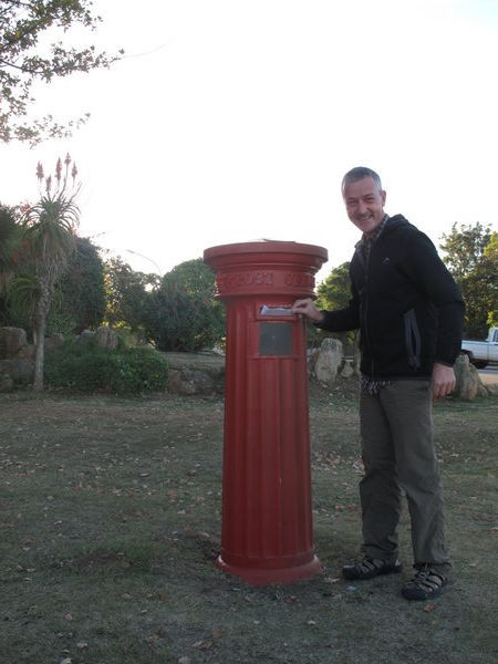 Markus am aeltesten Briefkasten Suedafrikas