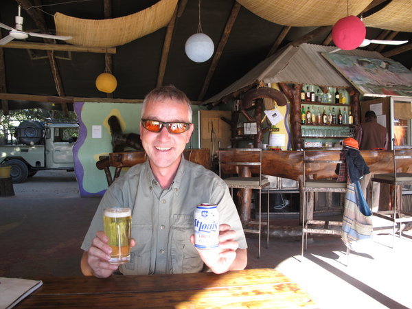unser erstes botswanisches Bierchen in der Bar der Okavango River Lodge