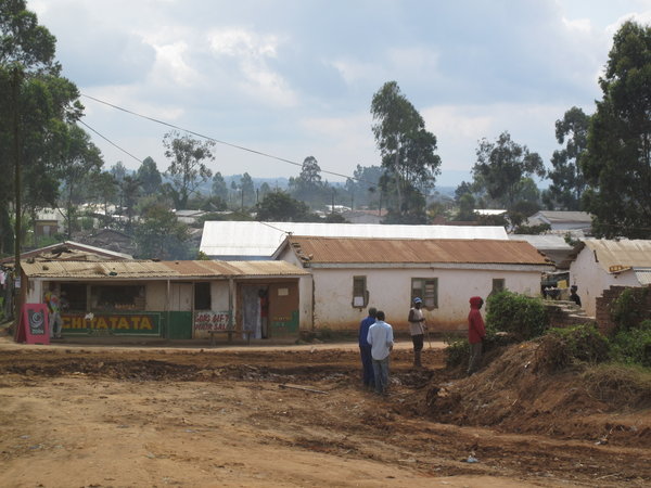 so sehen Bauarbeiten an einer Wasserpipeline fuer ein Wohnviertel in Malawi aus