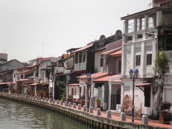 Schöne restaurierte Fassaden am Melaka River