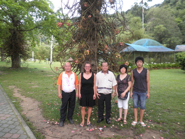 Chinesen mit Alien im botanischen Garten von Penang