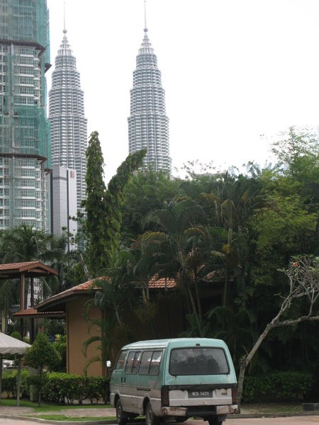Die Twin Towers sind von vielen Ecken der Stadt sichtbar