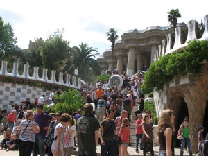 crowds of tourists in Parc Güell