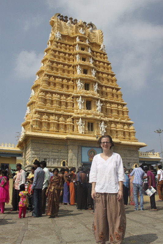 Nina in front of Chamundeshwari Tempel