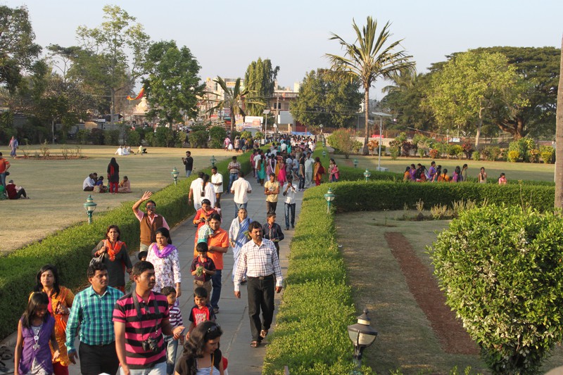 so many peope in the temple garden in Halebid