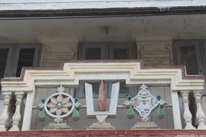 the signs of Vishnu: you can see them on all houses in Melkote