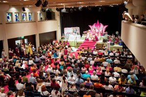 Paramahamsa Vishwananda giving Darshan in Hall in Austria