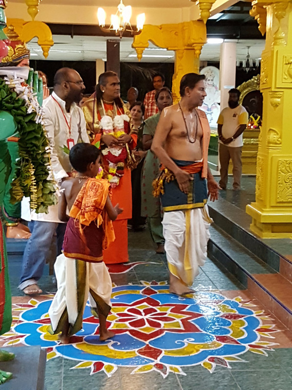 Paramahamsa Vishwananda arriving in the temple
