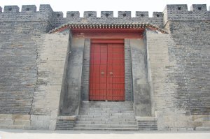 The eastern gate to the Dai Temple