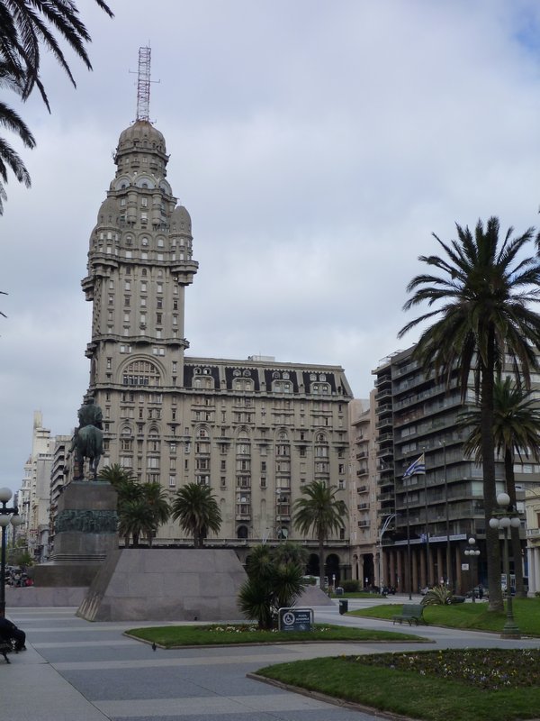 Palacio Salvo and Plaza Independencia