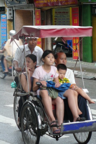 How many people can you fit on a cyclo?