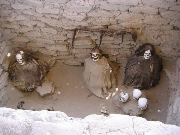 Mumii (a nu se confunda cu precedenta) in Cimitirul Chauchilla