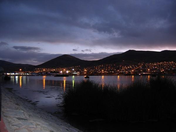 Puño noaptea - vedere dinspre port