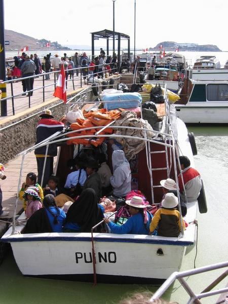 Imbarcare pentru insulele de pe lacul Titicaca