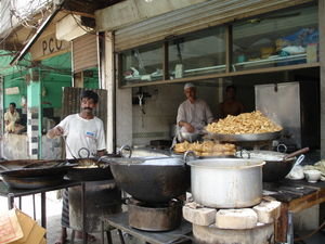 Samosas being cooked & sold on the street