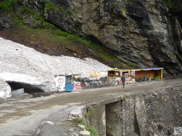 Glacier by the road