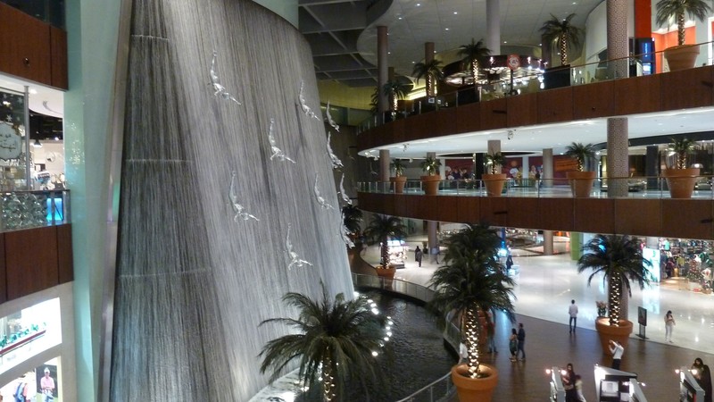 Great fountain art inside Dubai Mall