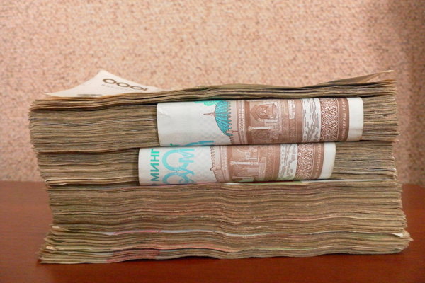 100 dollars in Uzbek currency