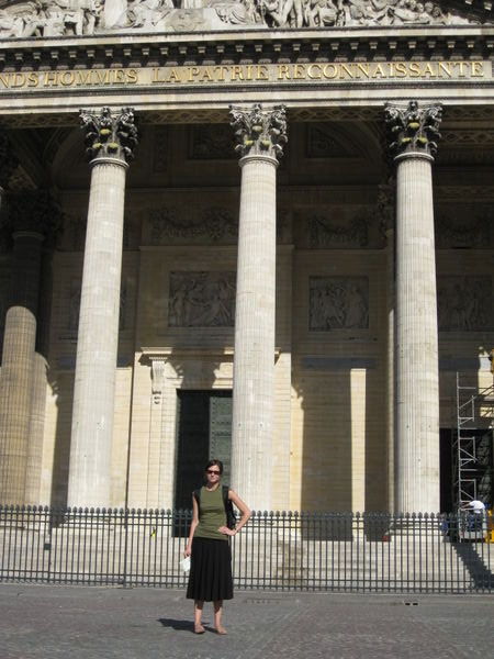 Leslie outside the Pantheon .. she thought it was the Rome Pantheon