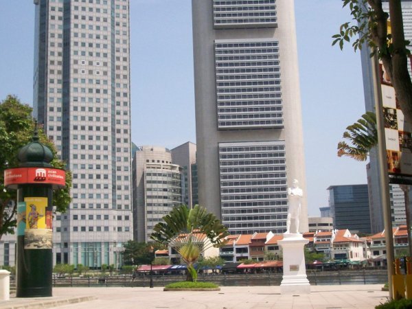 Raffles Statue