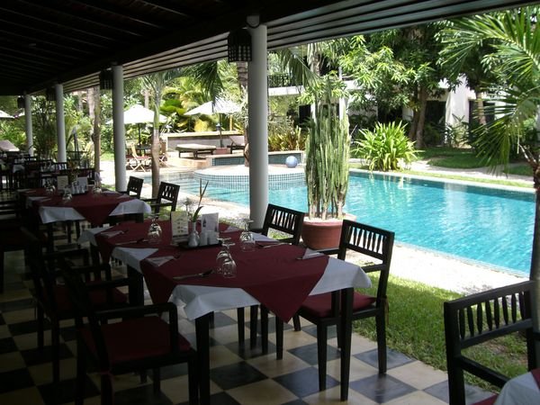 La Maison pool/ restaurant