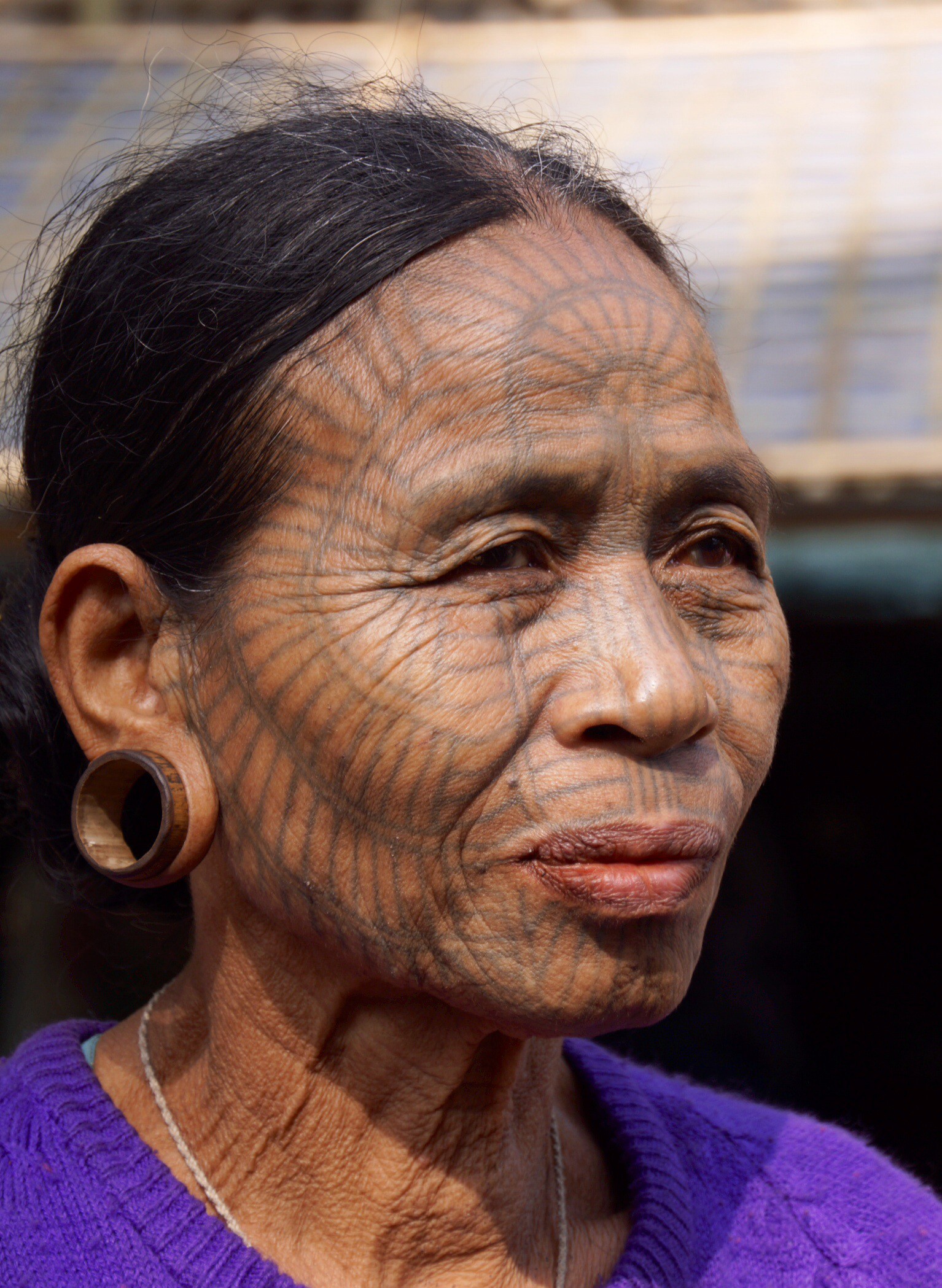 Chin lady with tattoo | Photo