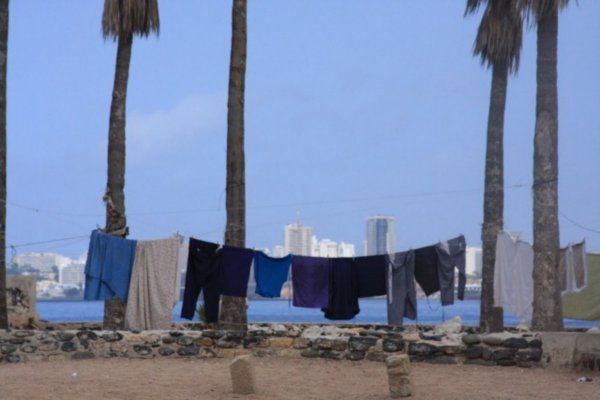 Washıgn clothes, Dakar ın background