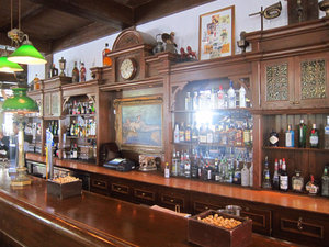 Raffle's Long Bar