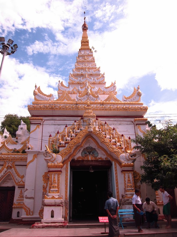  Maha Myat Muni Pagoda--Mahamuni Buddhist Temple