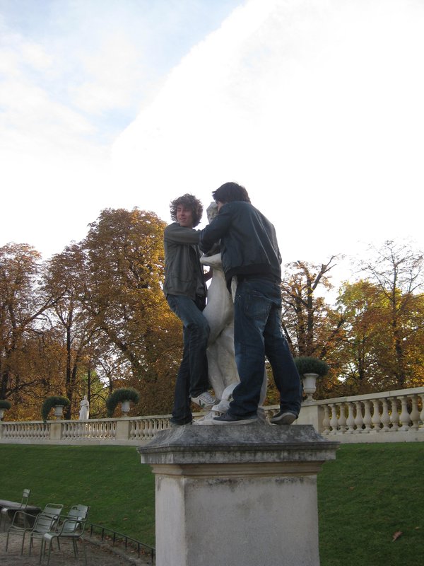 Teenagers molesting statue at Luxembourg Garden
