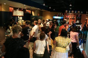 The line we stood in at Garretts just to get Lynn some popcorn !