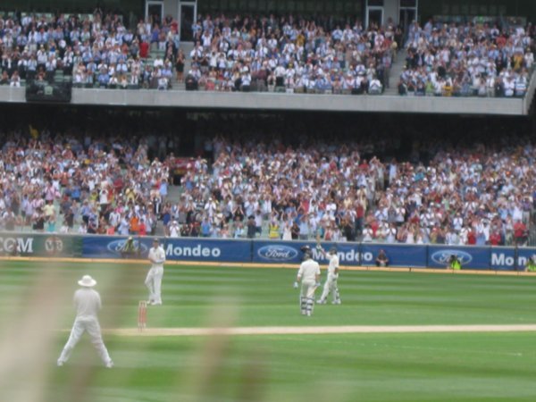 25. The crowd celebrate Ponting's hundred, Boxing Day test MCG