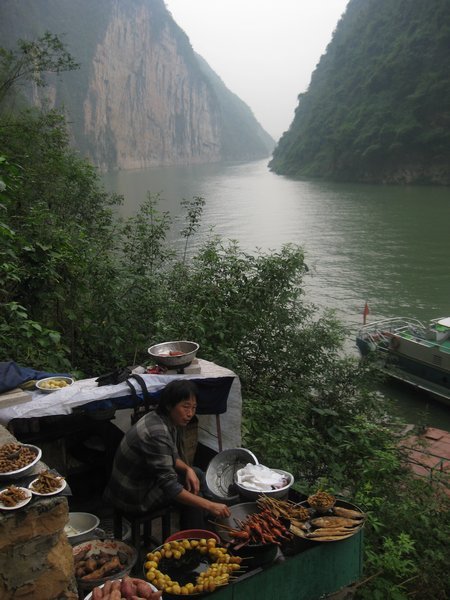18. One of the enthusiastic vendors in Wu Gorge, Yangtze River