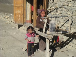 113. A mother weaving whilst her daughter looks on, Day 7, The Annapurna Circuit