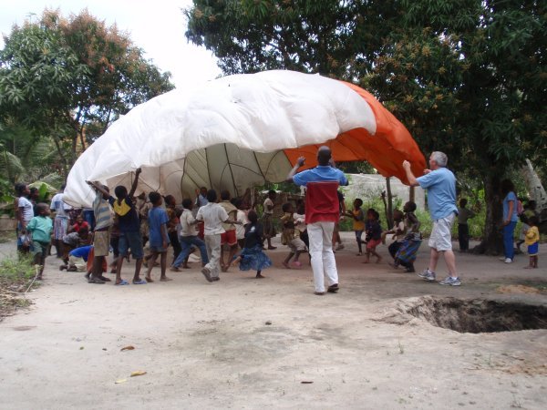 Playing with the parachute at Casa Banana