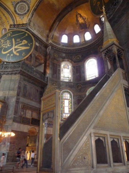 Christian and Islamic symbols inside the Hagya Sofya