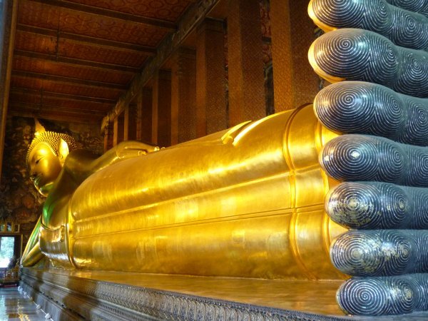 The famous reclining buddha (46 m long!)