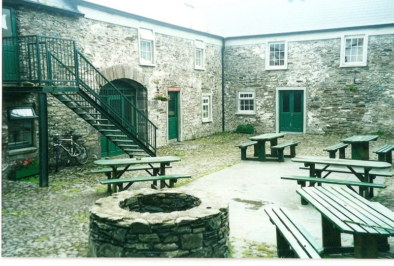 Dingle - The Ballintaggert House Courtyard 2000