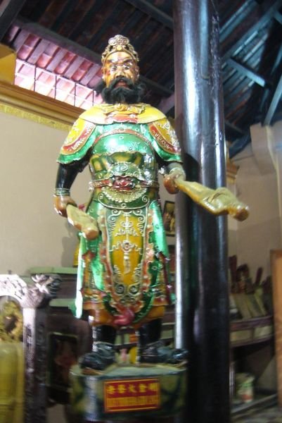 Chau Doc - z tohoto bojovnika v pagode Tay An jde strach