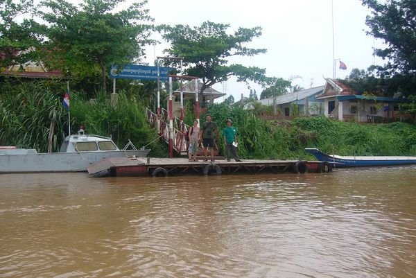 Kaam Samnor - kambodzska strana hranice, po pruchodu poslednimi formalitami ujela jako tradicne Bachovi a Petuli lod