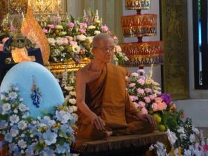 Chiang Mai - chram v centru mesta - Wat Chedi Luang - dlouho jsme premysleli, zda tento mnich medituje s potlacenim vsech zivotnich funkci, nebot zadne zivotni funkce skutecne nevykazoval ...