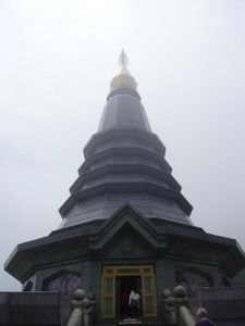 Narodni park Doi Inthanon - stupa kralovny postavena na prikaz krale pred nekolika lety za ucasti Royal Thai Force, meri 55 metru, stupa krale 60 metru, protoze kral je kral a je starsi o pet let :)