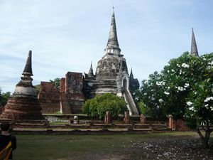 Ayutthaya - chram Wat Phra Si Sanphet - nejznamnejsi z historickych pamatek - jedna z vezi, v nichz byl uchovan popel tri kralu